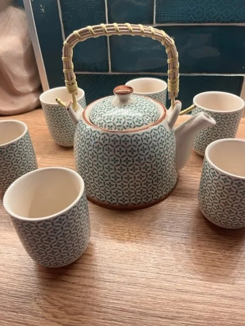 Ceramic outlet teapot set